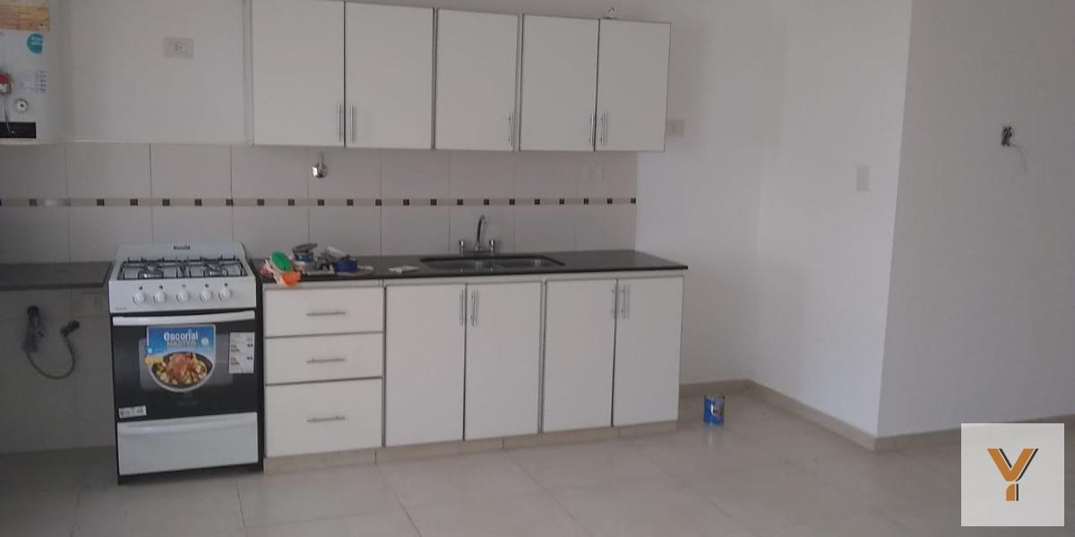 Foto de PH en venta - 2 dormitorios 1 baño 1 cochera - 80mts2 - Los Hornos, imagen 2