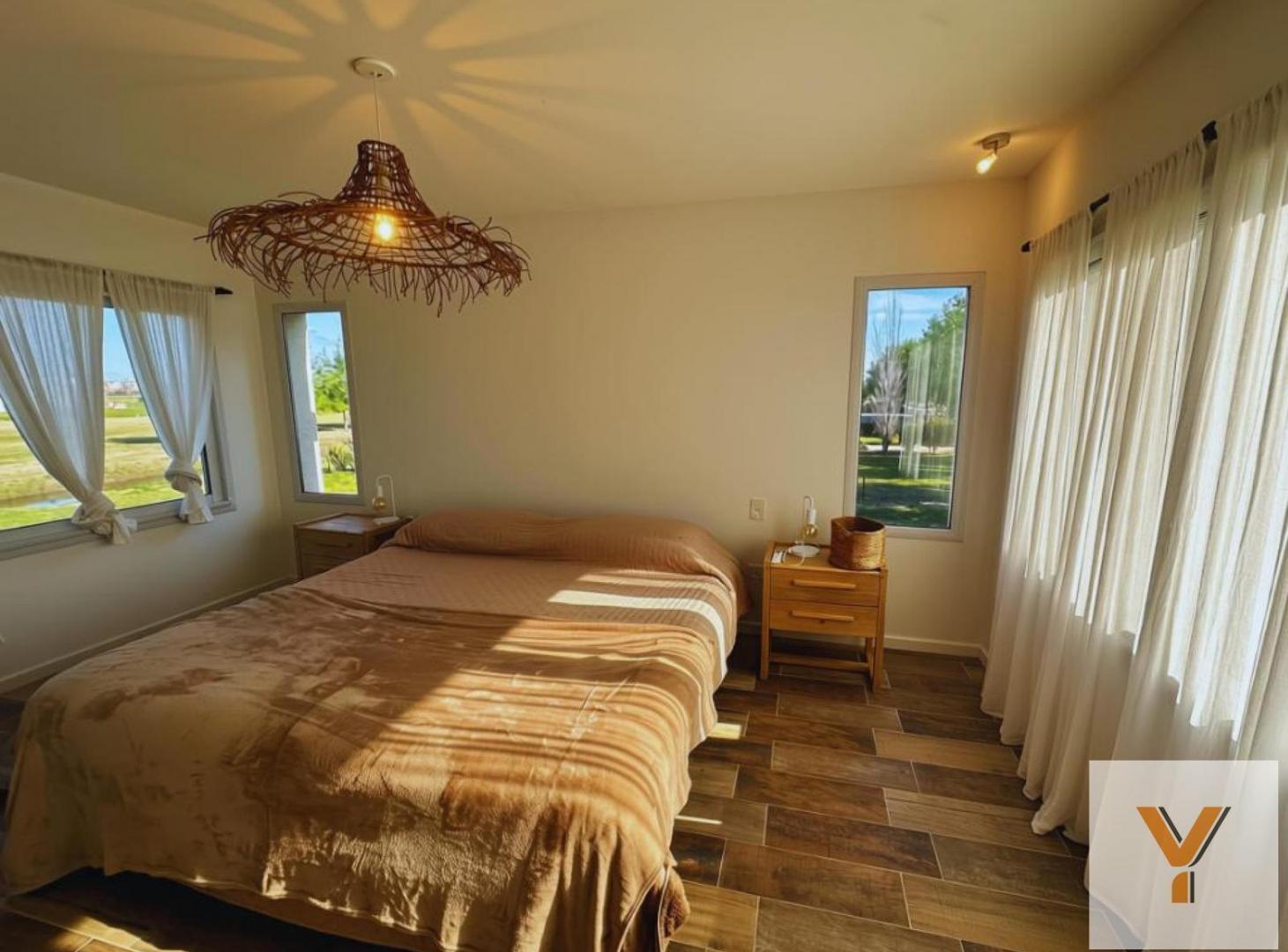 Foto de Casa en Venta - 3 Dormitorios 3 Baños - 1000mts - Coronel Brandsen, imagen 2