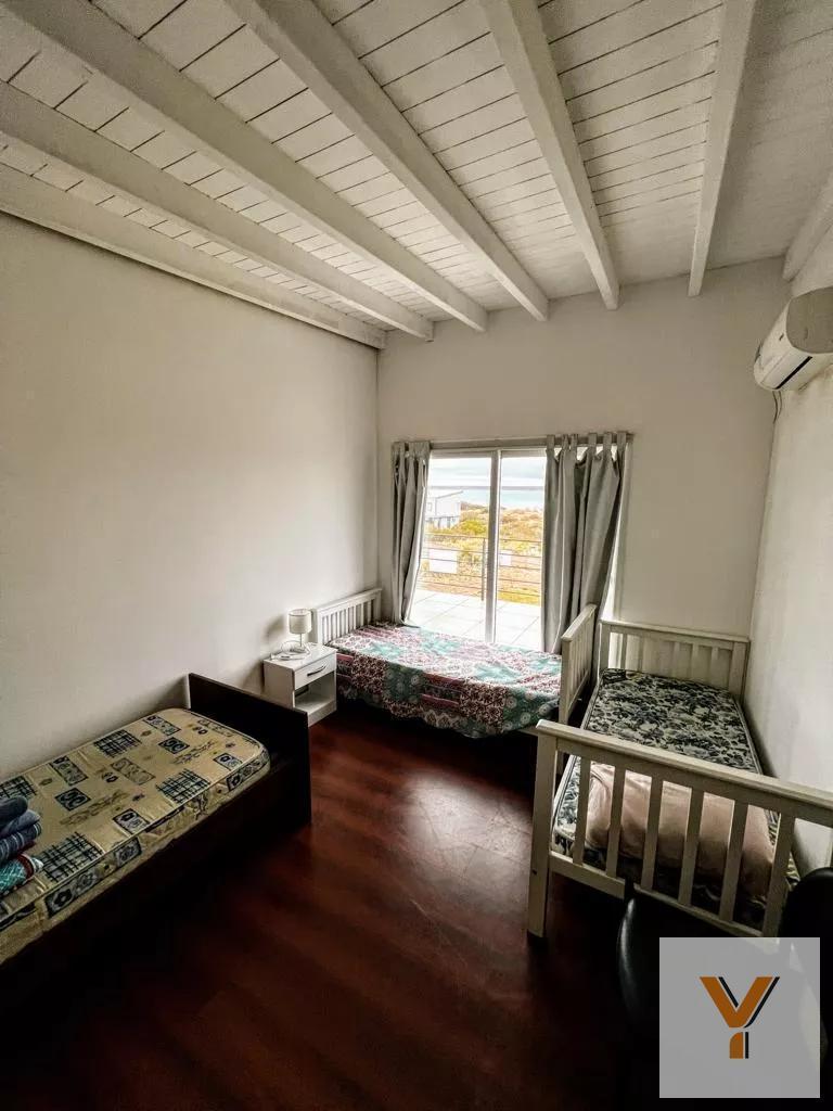 Foto de Casa en venta - 2 Dormitorios 2 Baños - Cocheras - 160Mts2 - Neuquén, imagen 2
