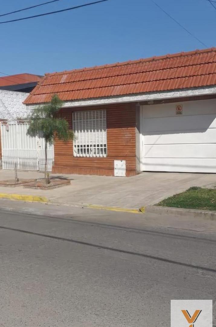 Foto de Casa en venta - 3 Dormitorios 1 Baño - Cochera - 330mts2 - Zárate, imagen 2
