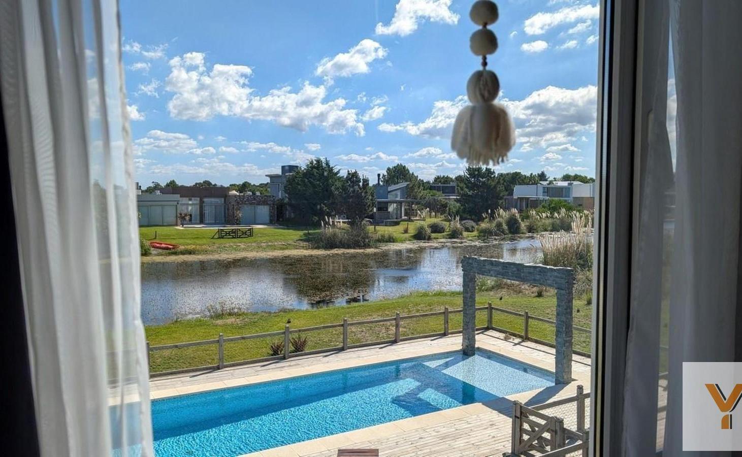 Foto de Casa en Venta - 5 Dormitorios 4 Baños - 1000mts - Costa Esmeralda, imagen 3