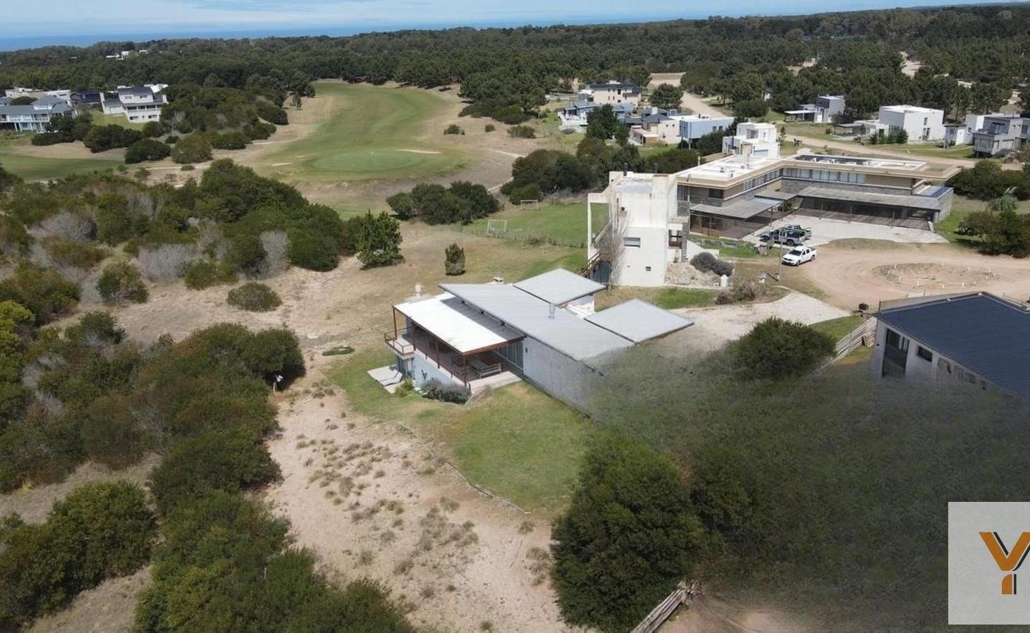 Foto de Casa en Venta - 5 Dormitorios 4 Baños - 1000mts - Costa Esmeralda, imagen 2