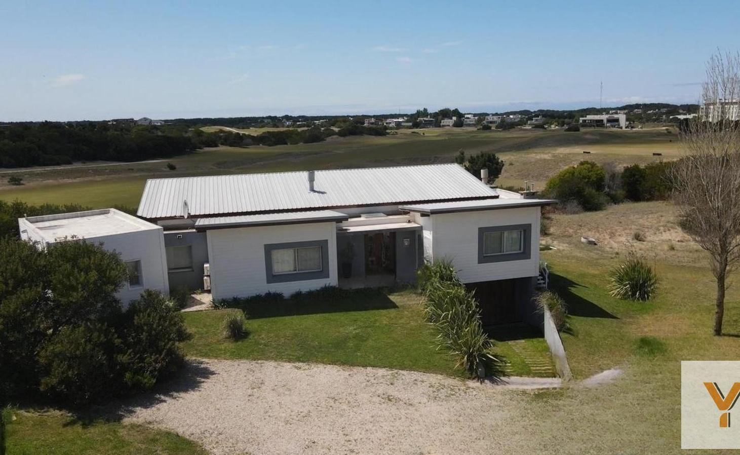Foto de Casa en Venta - 5 Dormitorios 4 Baños - 1000mts - Costa Esmeralda, imagen 1