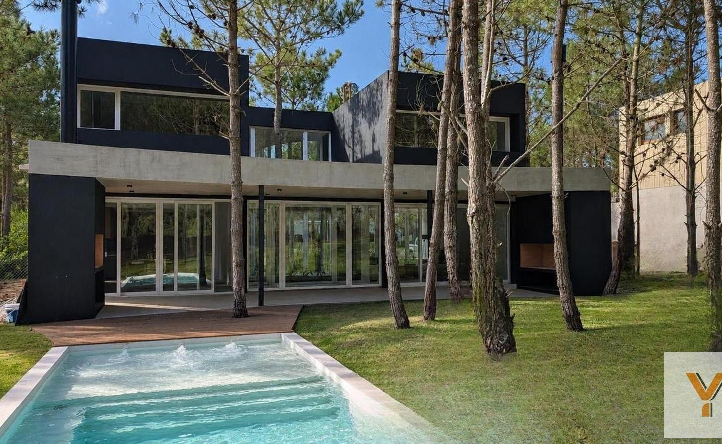 Foto de Casa en Venta - 4 Dormitorios 4 Baños - 1000mts - Costa Esmeralda, imagen 1