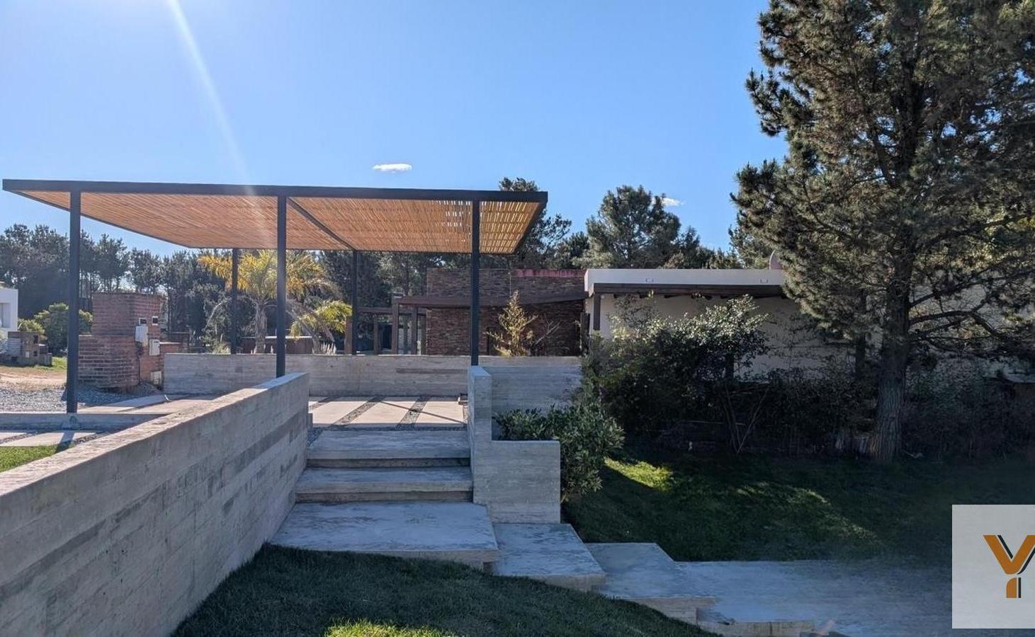 Foto de Casa en Venta - 4 Dormitorios 4 Baños - 1000mts - Costa Esmeralda, imagen 1