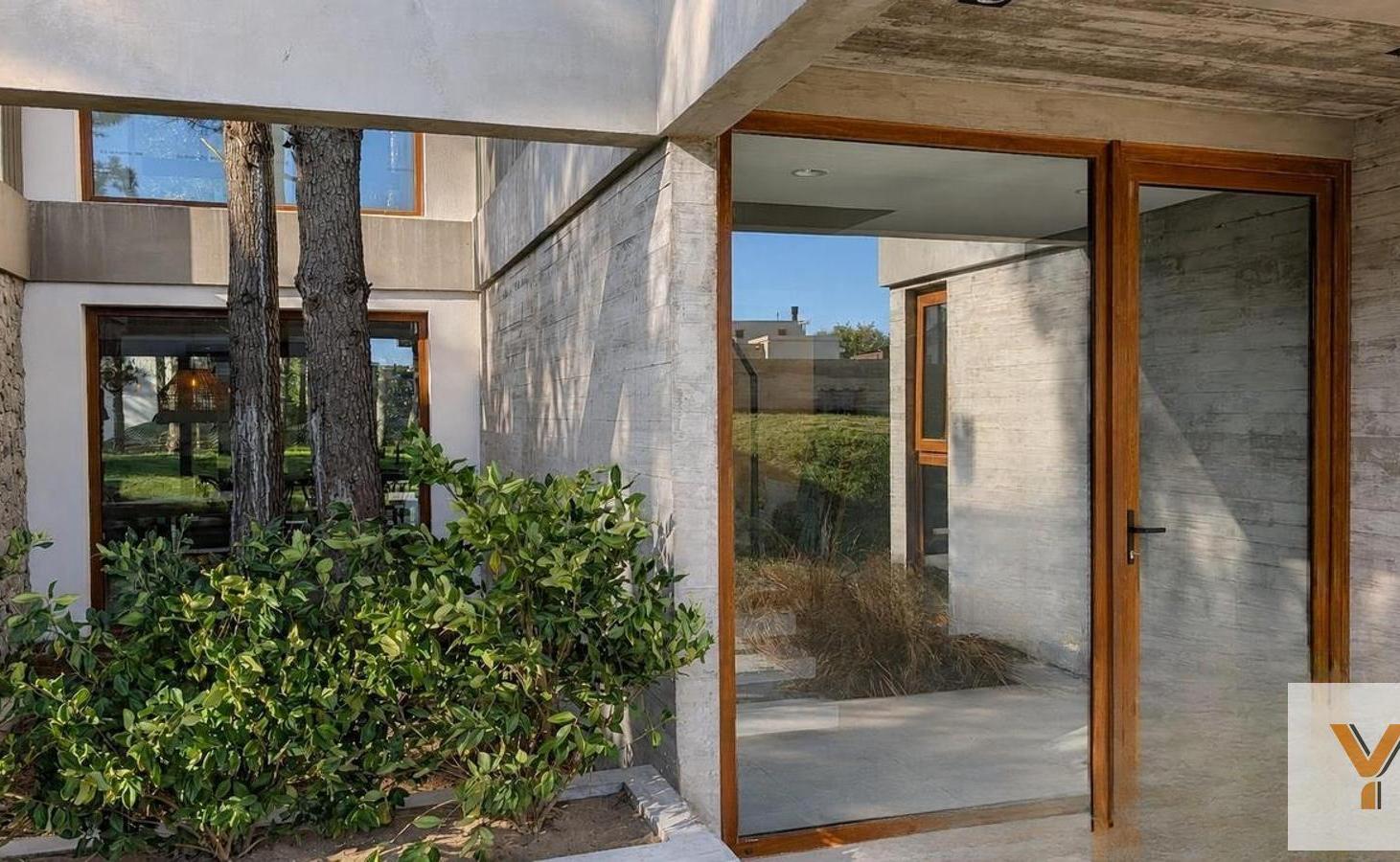 Foto de Casa en Venta - 4 Dormitorios 4 Baños - 1000mts - Costa Esmeralda, imagen 2