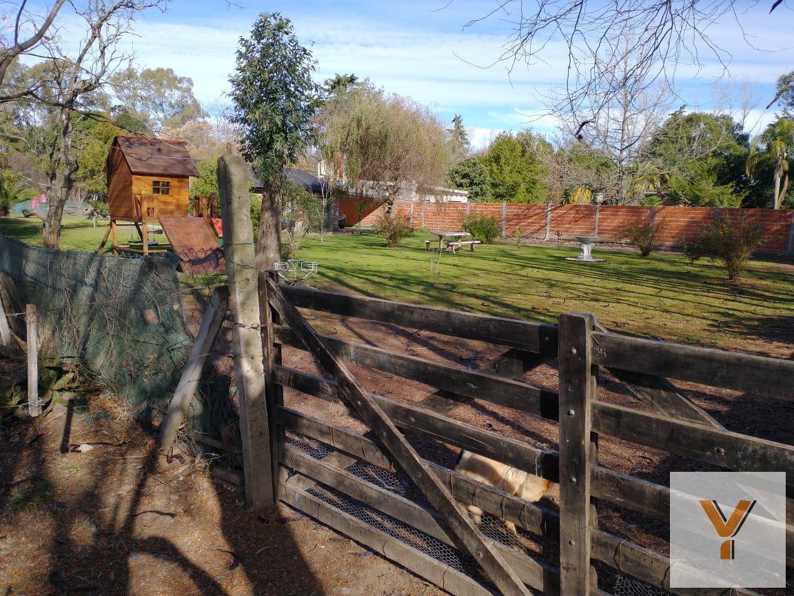 Foto de Casa en venta - 2 dormitorios 1 baño 3 cocheras - 1800mts2 - Los Hornos, imagen 2