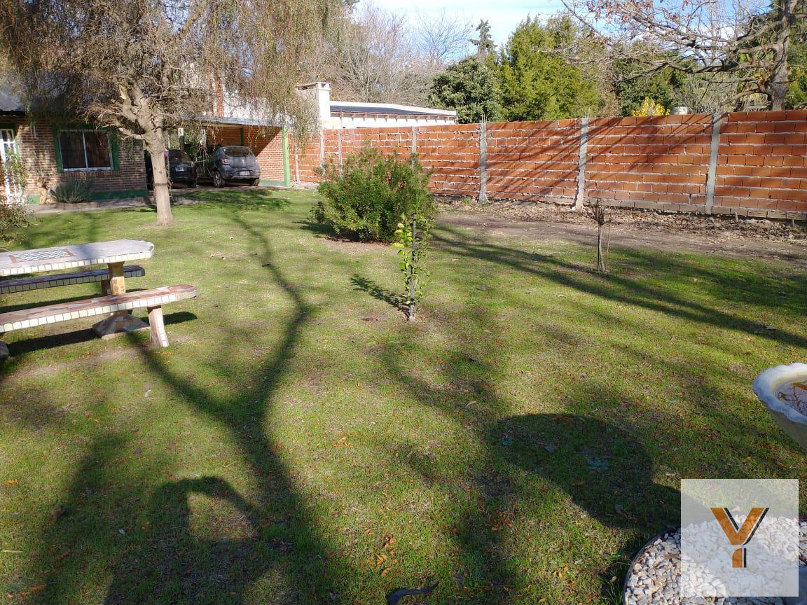 Foto de Casa en venta - 2 dormitorios 1 baño 3 cocheras - 1800mts2 - Los Hornos, imagen 3