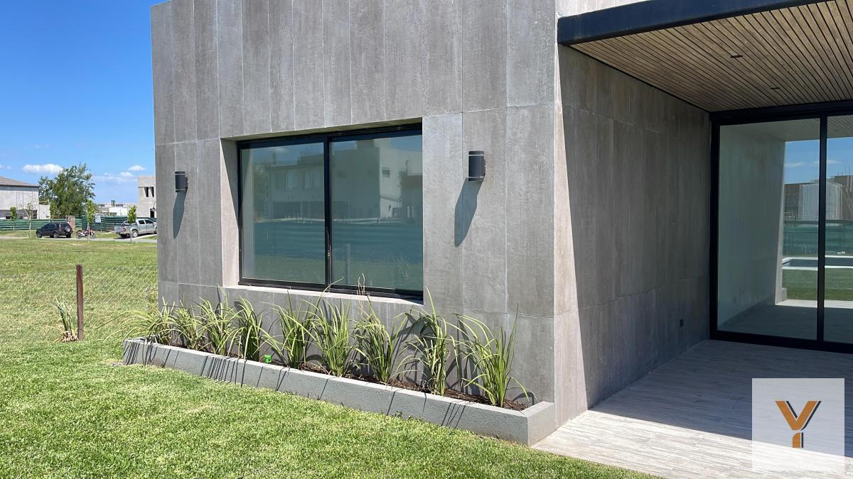 Foto de Casa en venta - 3 Dormitorios 4 Baños - Cochera - 220Mts2 - El Naudir, imagen 1