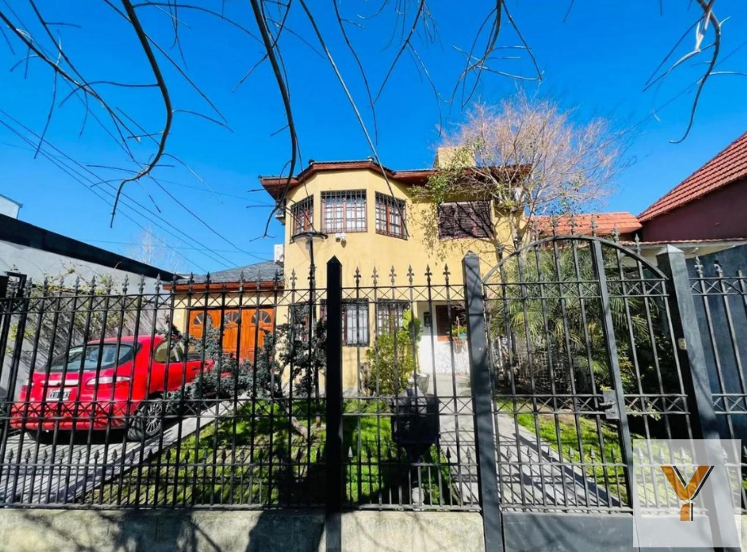 Foto de Casa en venta - 4 Dormitorios 2 Baños - Cochera - 400Mts2 - Los Hornos, imagen 1