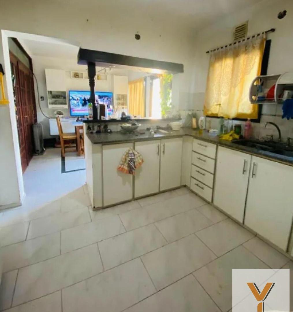 Foto de Casa en venta - 4 Dormitorios 2 Baños - Cochera - 400Mts2 - Los Hornos, imagen 5