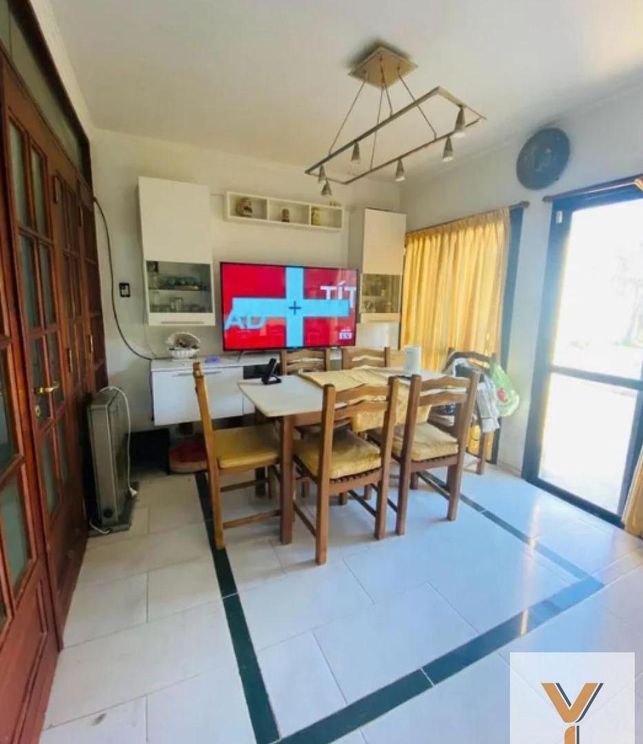 Foto de Casa en venta - 4 Dormitorios 2 Baños - Cochera - 400Mts2 - Los Hornos, imagen 3