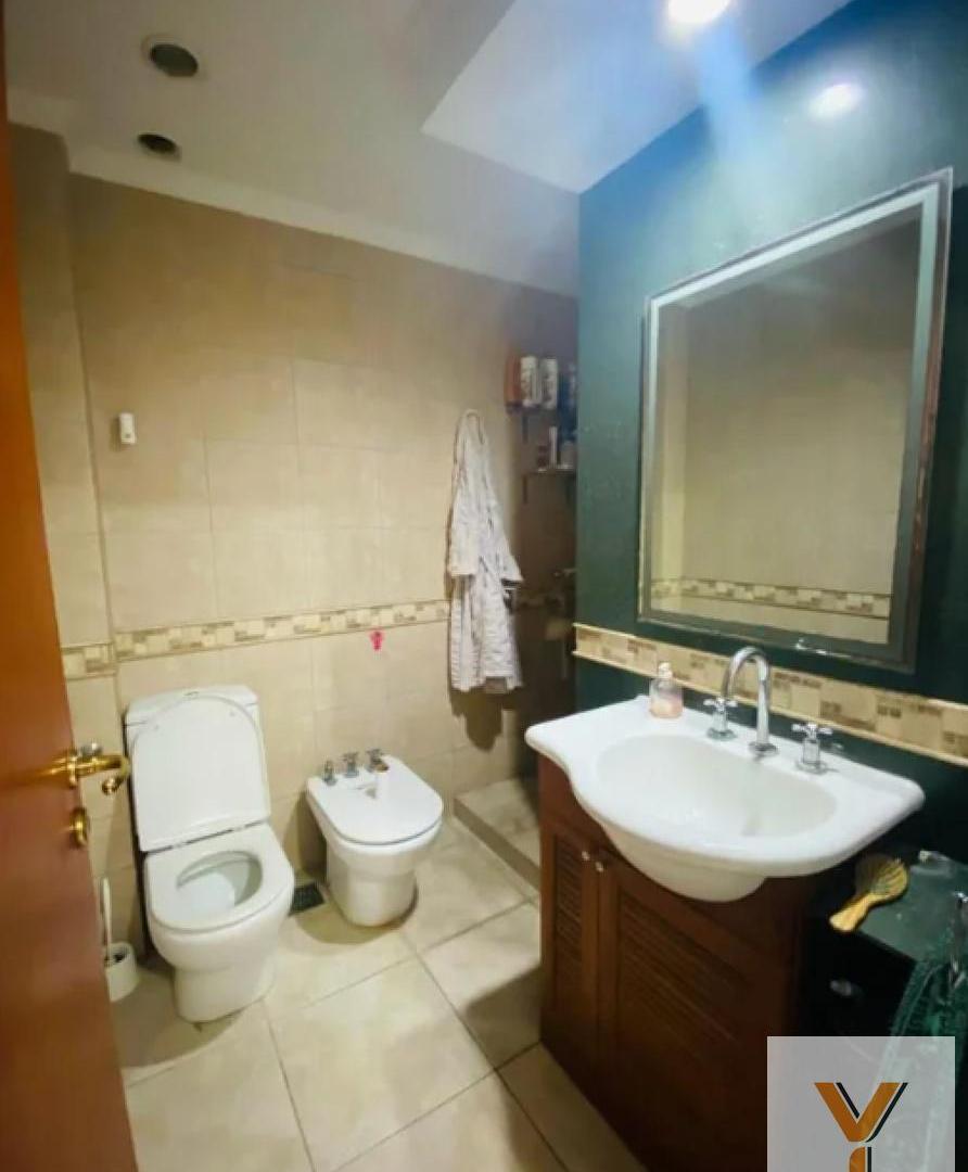 Foto de Casa en venta - 4 Dormitorios 2 Baños - Cochera - 400Mts2 - Los Hornos, imagen 4