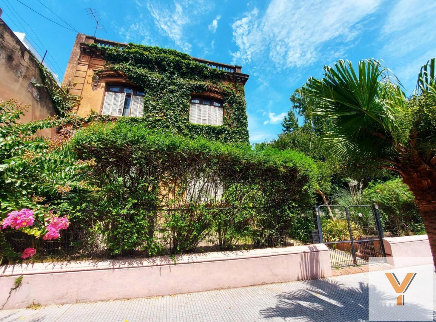 Foto de Casa en Venta - 7 Dormitorios 4 Baños - 775mts - Flores, imagen 2