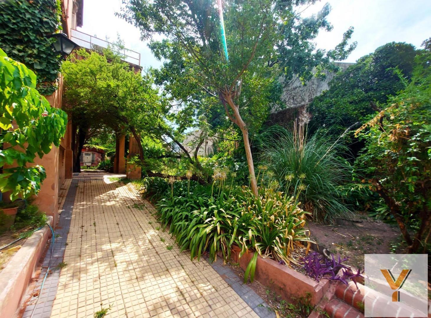 Foto de Casa en Venta - 7 Dormitorios 4 Baños - 775mts - Flores, imagen 3