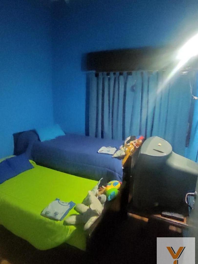 Foto de Casa en venta - 4 Dormitorios 2 Baños - Cochera - 329mts2 - Villa Elvira, imagen 2