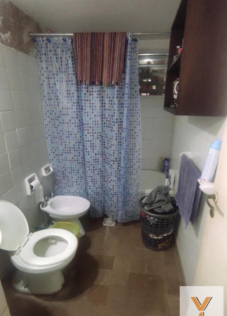 Foto de Casa en venta - 4 Dormitorios 2 Baños - Cochera - 329mts2 - Villa Elvira, imagen 3