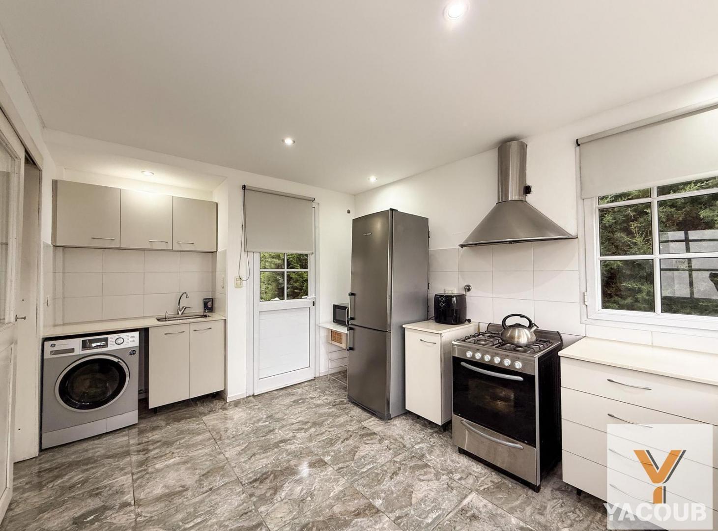 Foto de Casa en venta - 2 Dormitorios 2 Baños - Villa Parque Sicardi, imagen 2