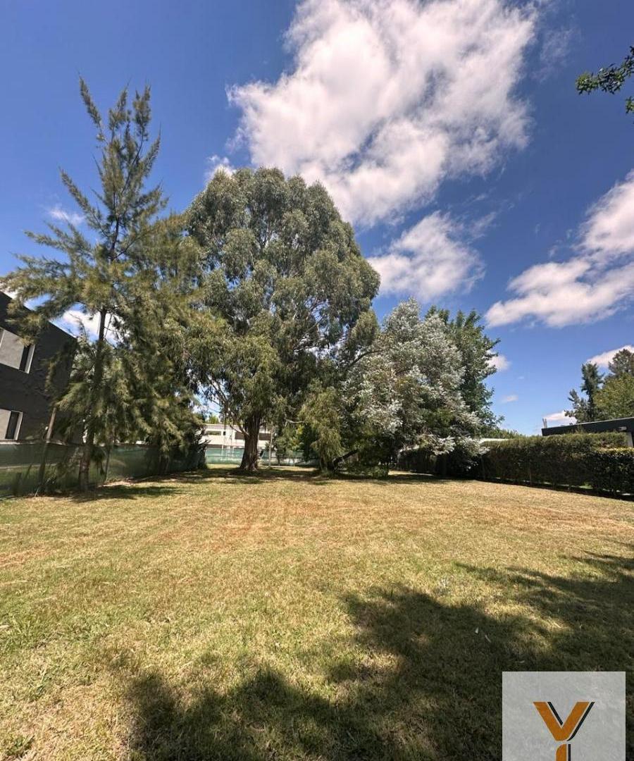 Foto de Terreno en venta - 1.260mts2 - Club Miralagos, imagen 1