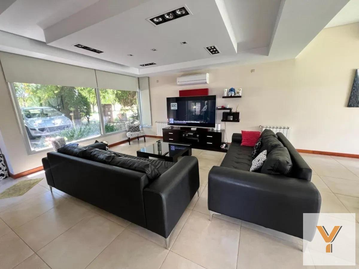 Foto de Casa en venta - 6 Dormitorios 5 Baños - La Plata, imagen 2