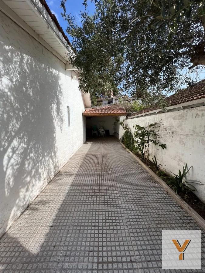 Foto de Casa en venta - 2 dormitorios 1 baño - cochera - 85mts2 - Villa Gesell, imagen 2