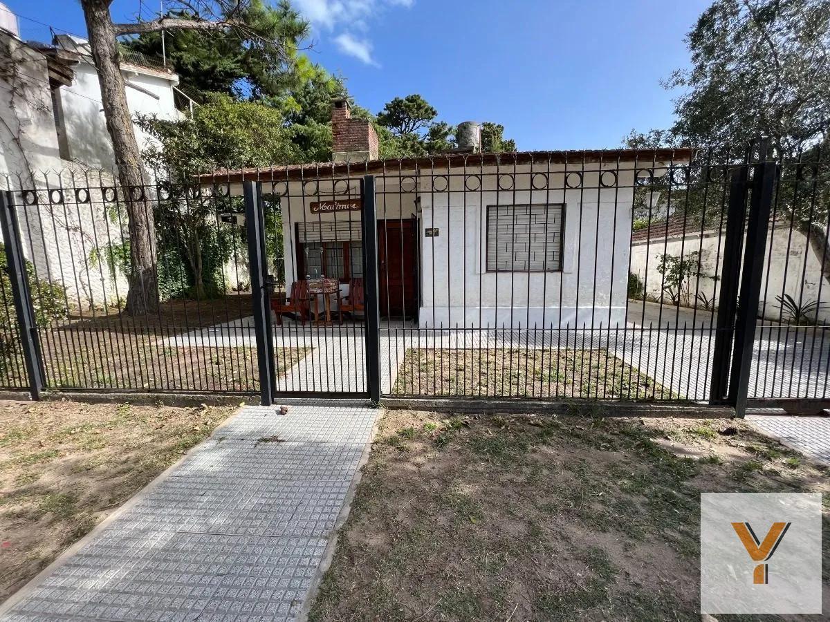 Foto de Casa en venta - 2 dormitorios 1 baño - cochera - 85mts2 - Villa Gesell, imagen 3