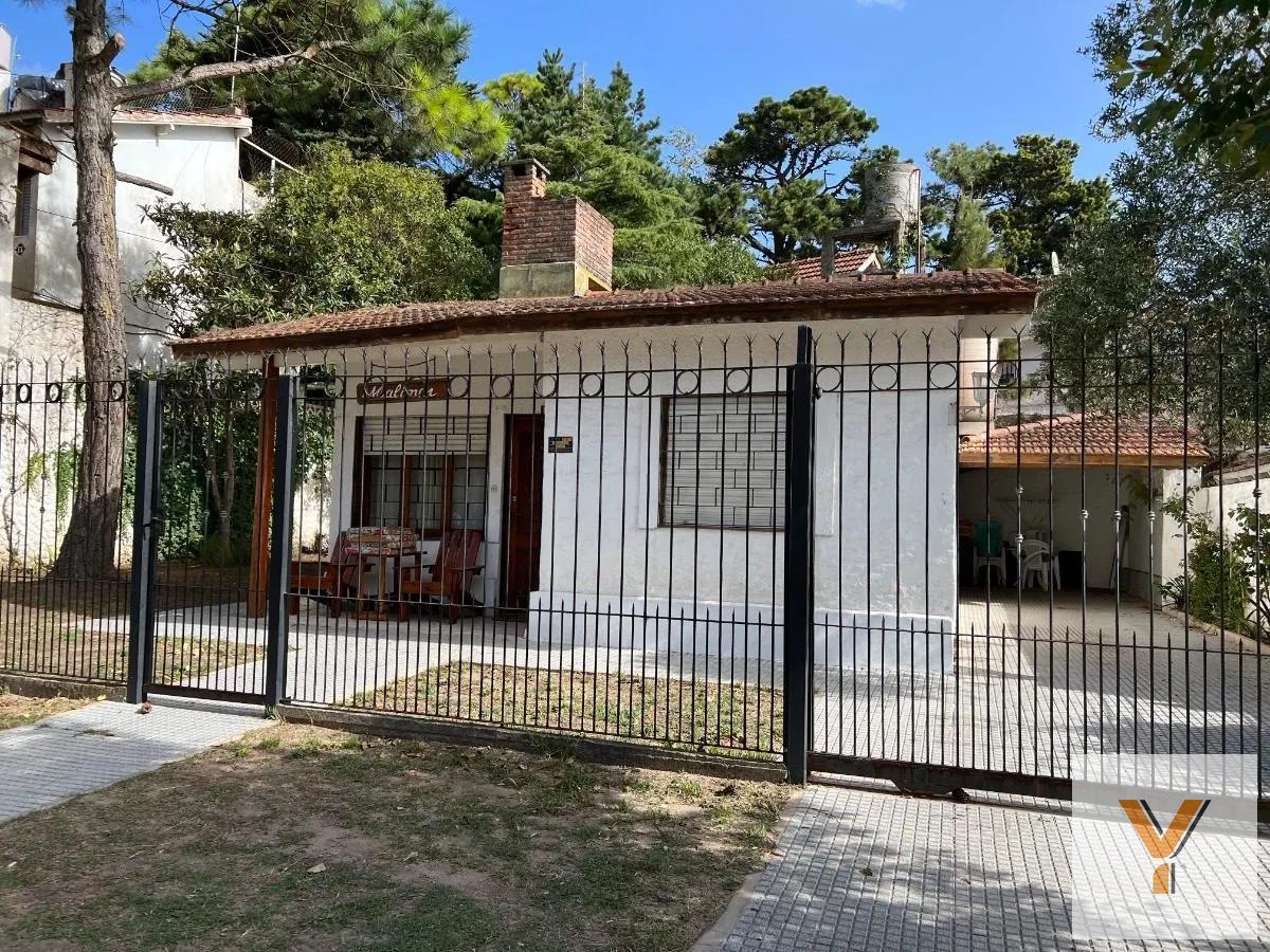 Foto de Casa en venta - 2 dormitorios 1 baño - cochera - 85mts2 - Villa Gesell, imagen 1