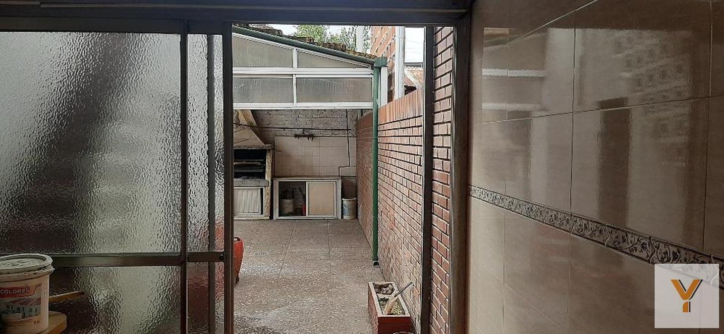 Foto de Casa en venta - 4 Dormitorios 2 Baños - Cochera - 207Mts2 - Quilmes, imagen 5