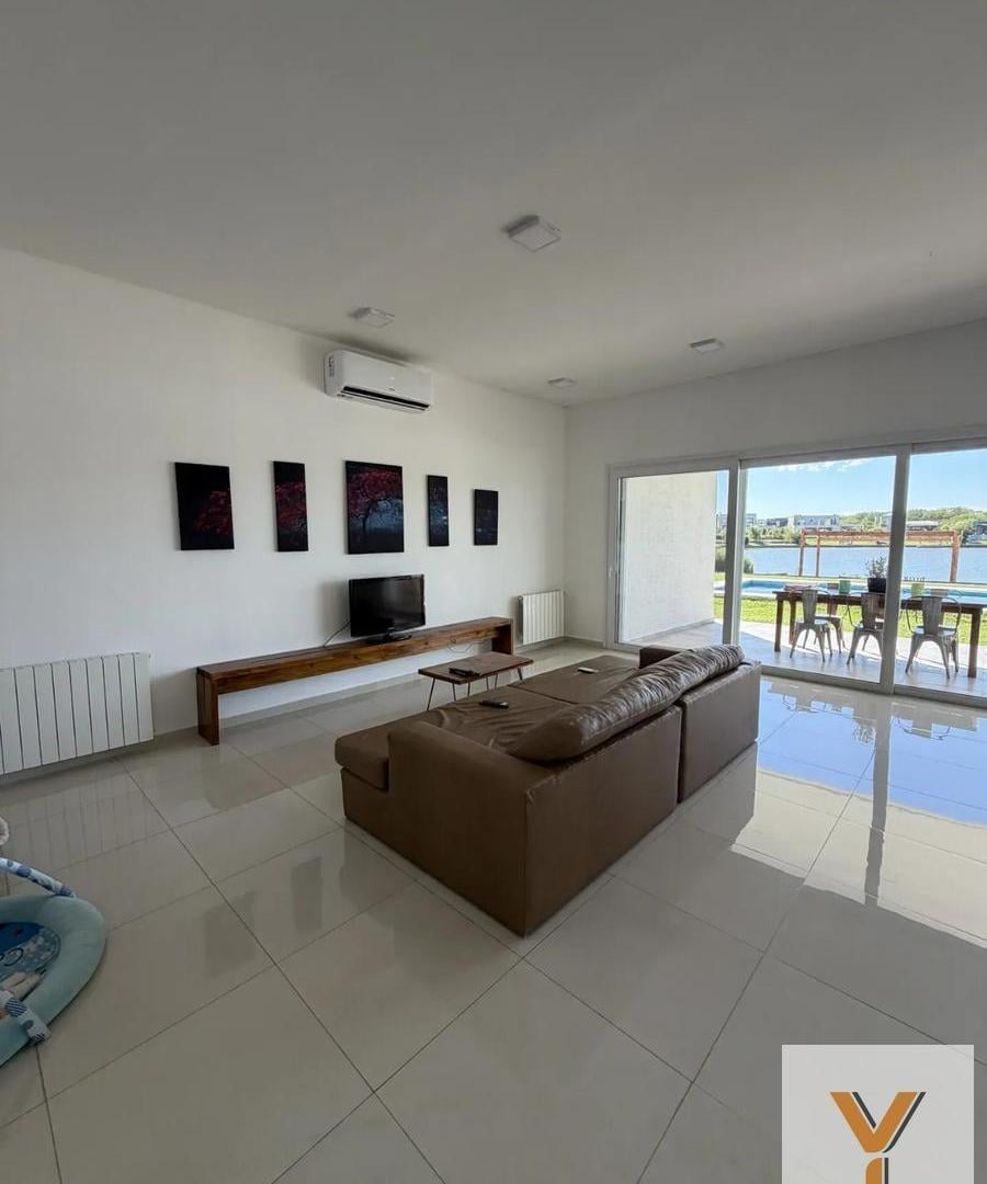 Foto de Casa en venta - 3 Dormitorios 3 Baños - Pilar, imagen 1