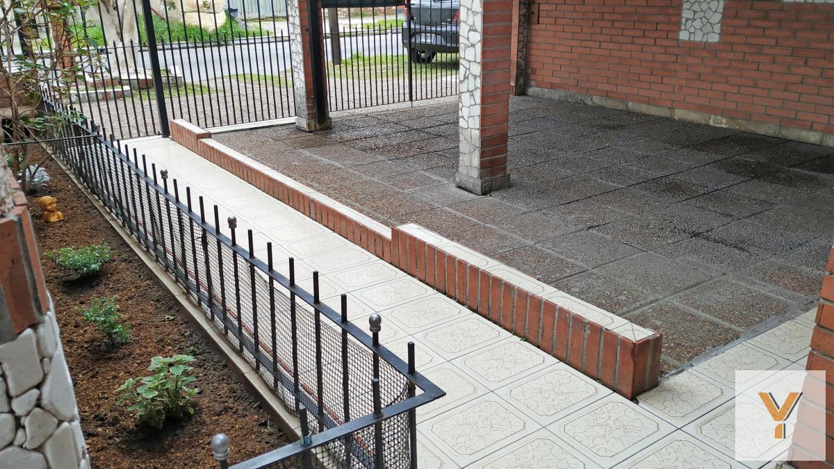 Foto de Casa en venta - 3 Dormitorios 4 Baños - Lanús, imagen 1