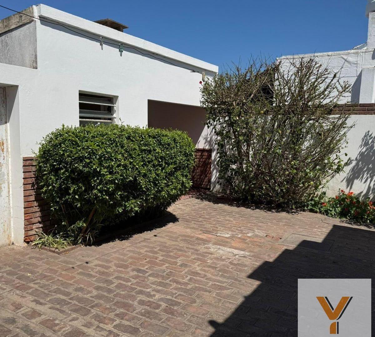 Foto de Casa en venta - 2 Dormitorios 1 Baño - 468mts2 - Chivilcoy, imagen 1