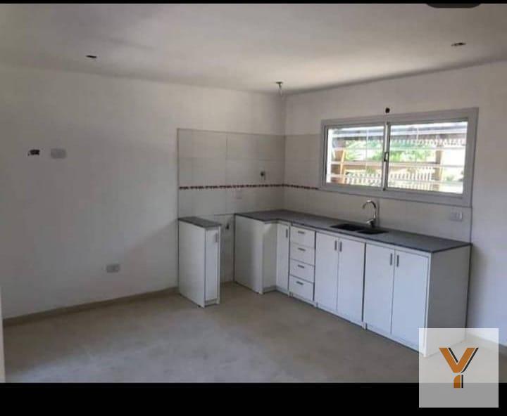 Foto de PH en venta - 2 Dormitorios 1 Baño - Cochera - 70Mts2 - Aguas Verdes, imagen 2