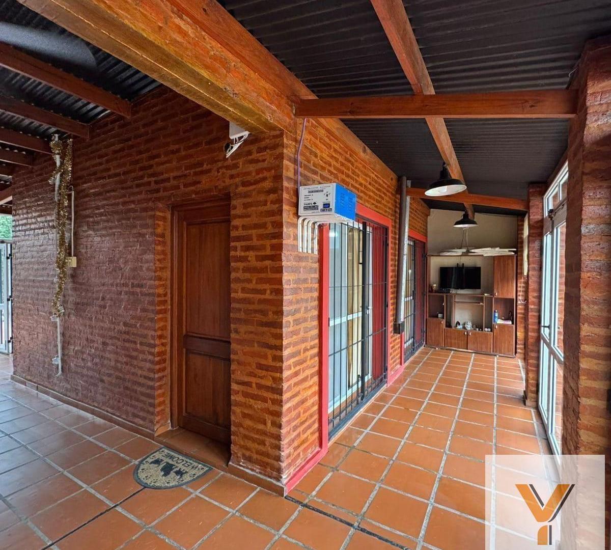 Foto de Casa en venta - 3 Dormitorios 2 Baños - 705mts2 - Chivilcoy, imagen 2
