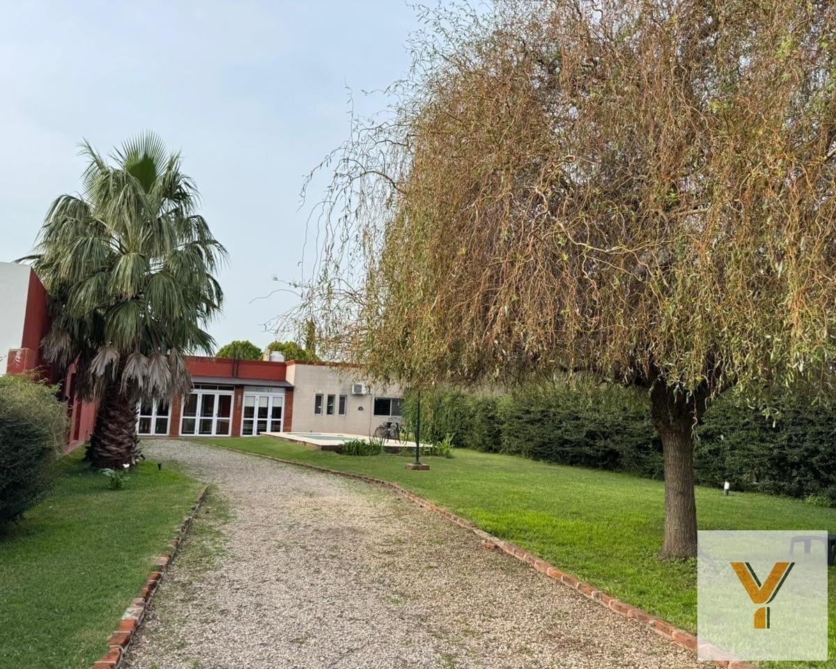 Foto de Casa en venta - 3 Dormitorios 2 Baños - 705mts2 - Chivilcoy, imagen 3