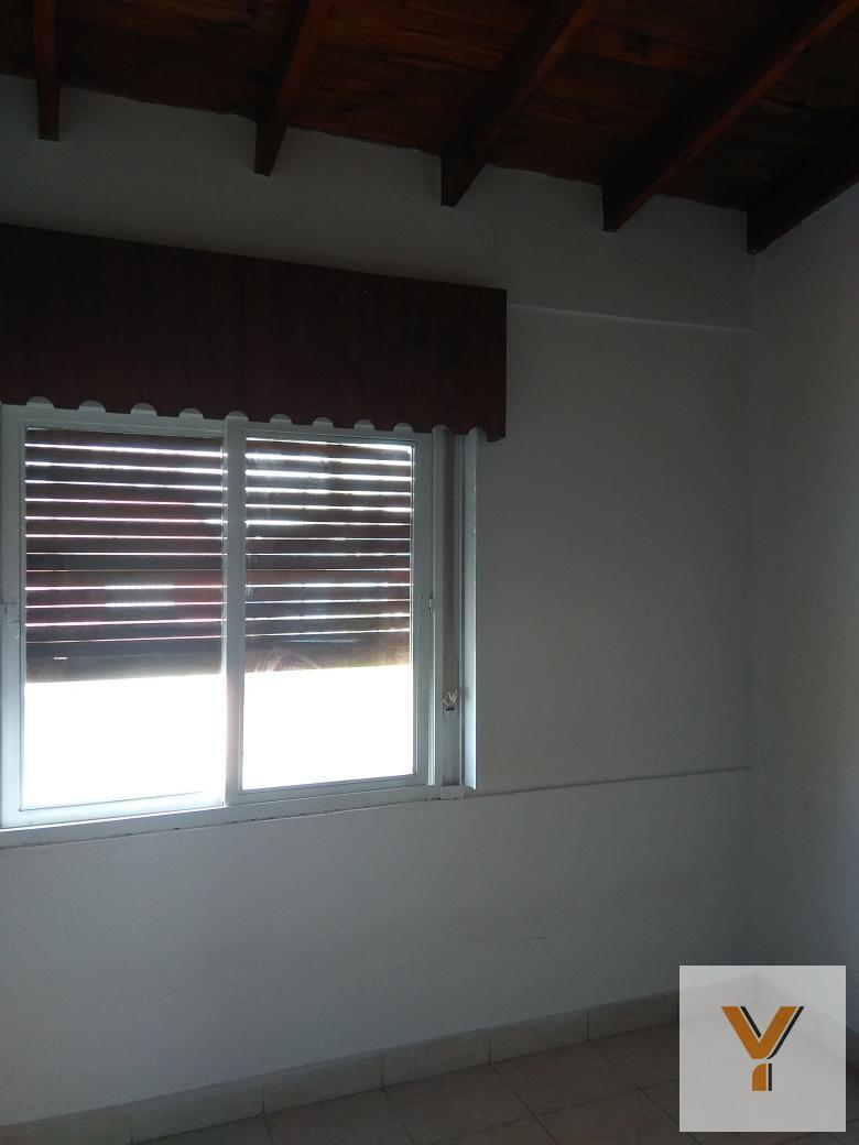 Foto de Casa en venta - 4 Dormitorios 2 Baños - Cochera - 450Mts2 - Laferrere, imagen 3