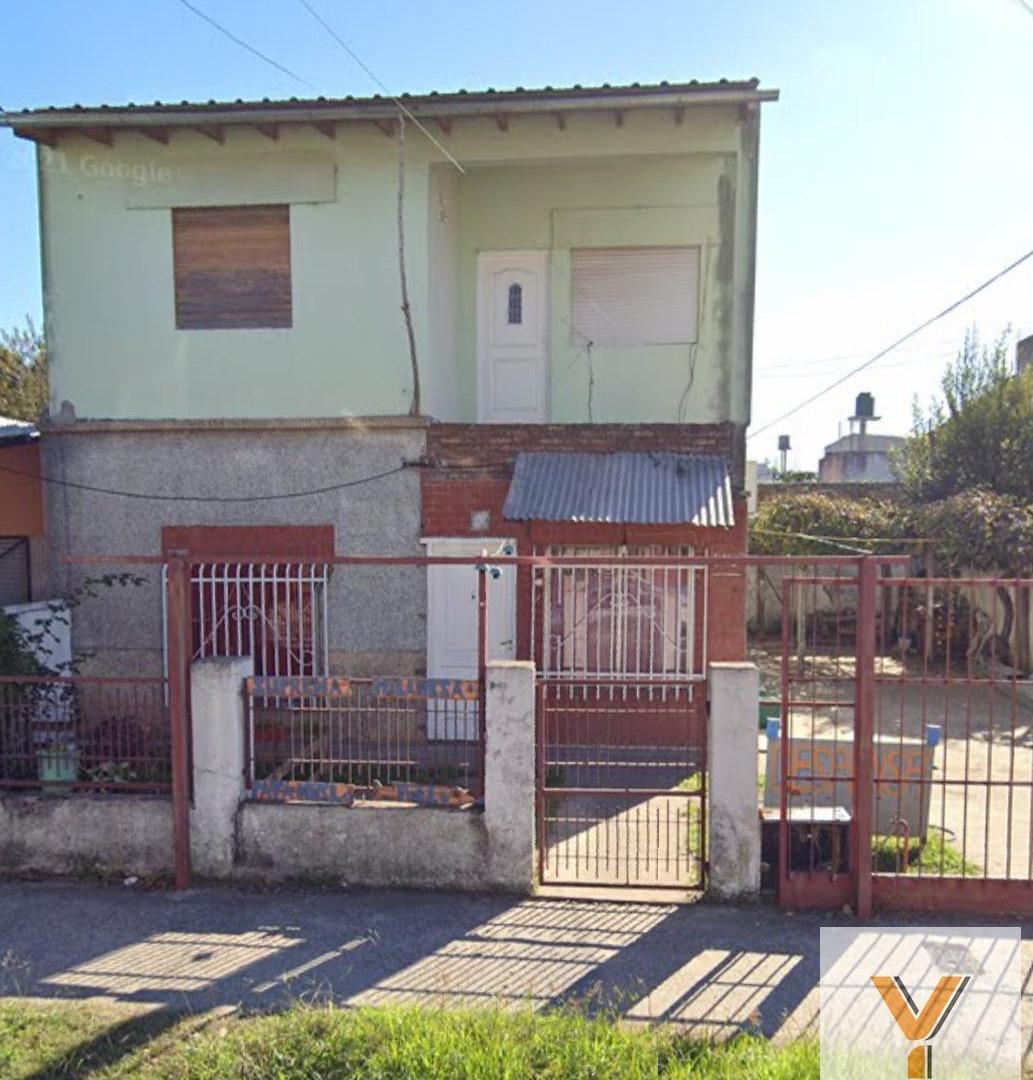 Foto de Casa en venta - 4 Dormitorios 2 Baños - Cochera - 450Mts2 - Laferrere, imagen 2