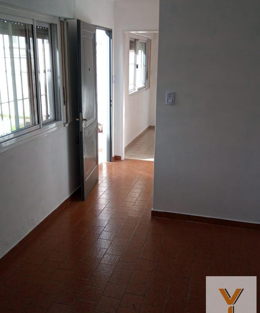 Foto de PH en venta - 1 Dormitorio 1 Baño - Cochera - 90Mts2 - Bernal, Quilmes, imagen 2
