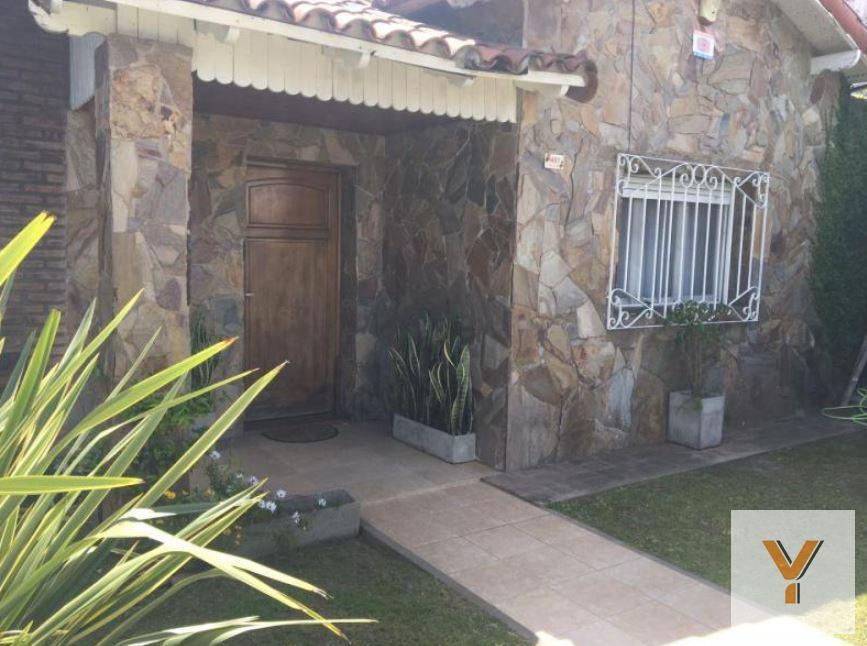 Foto de Casa en venta - 2 dormitorios 1 baño - cochera - 200mts2 - Tolosa, La, imagen 3