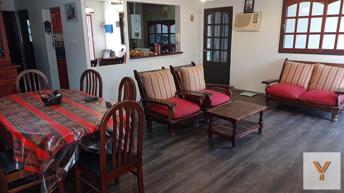 Foto de Casa en venta - 5 dormitorios 2 baños - 208mts2 - Villa Elisa, imagen 5
