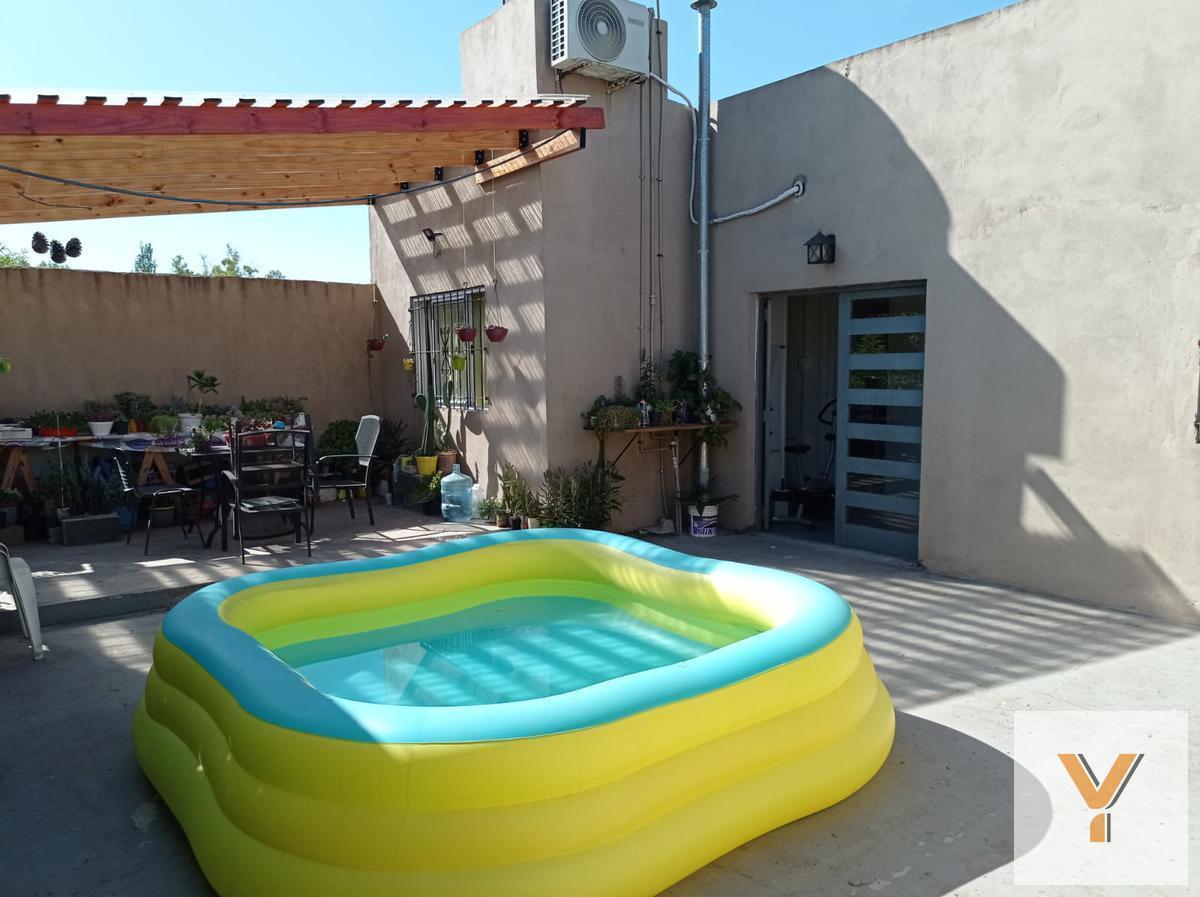 Foto de Casa en venta - 5 dormitorios 2 baños - 208mts2 - Villa Elisa, imagen 2