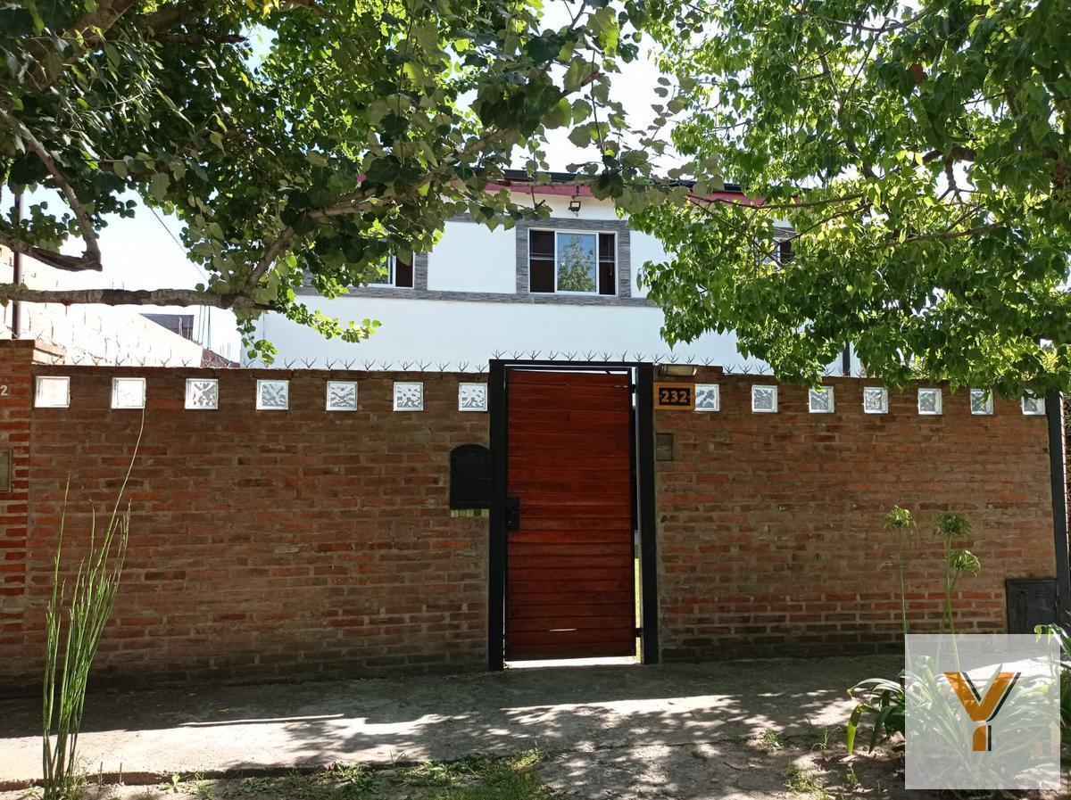 Foto de Casa en venta - 5 dormitorios 2 baños - 208mts2 - Villa Elisa, imagen 1
