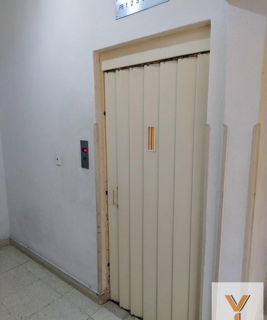 Foto de Departamento en venta - 3 Dormitorios 2 Baños - Monserrat, imagen 3