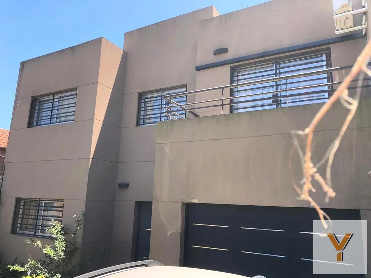Foto de Casa en venta - 3 Dormitorios 4 Baños - Quilmes, imagen 1