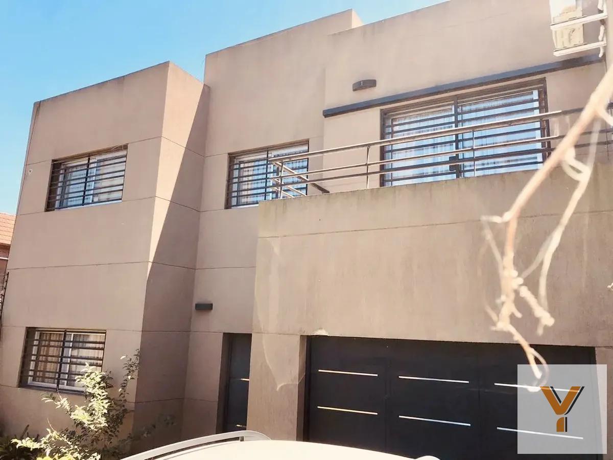 Foto de Casa en venta - 3 Dormitorios 4 Baños - Quilmes, imagen 3