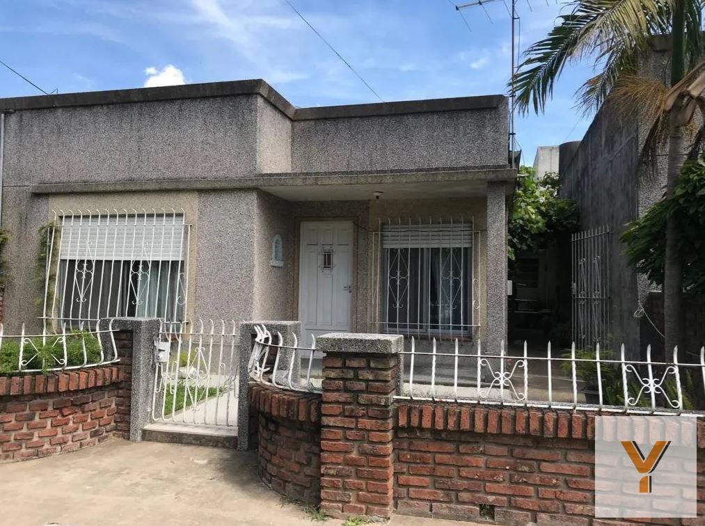 Foto de Casa en venta - 2 dormitorios 1 baño - 394mts2 - Berazategui, imagen 1