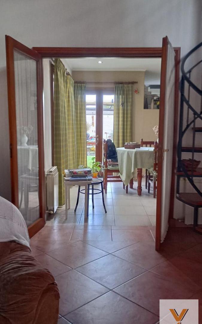 Foto de Casa en venta - 2 Dormitorios 1 Baño - Cochera - 349Mts2 - Tandil, imagen 2