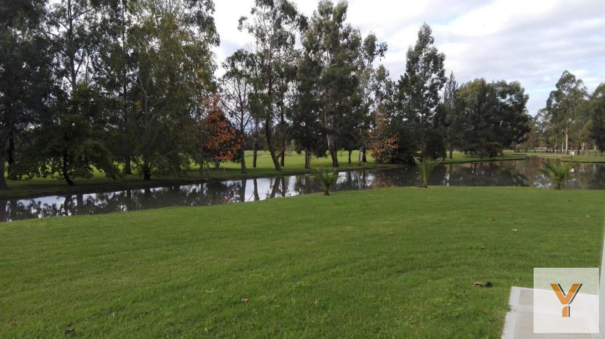 Foto de Terreno en venta - 1360mts2 - Club Miralagos II, imagen 4