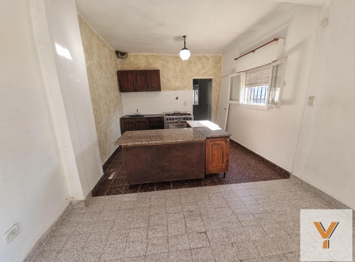 Foto de Casa en venta - 2 Dormitorios 1 Baño - 100Mts2 - Remedios de Escalada, imagen 1