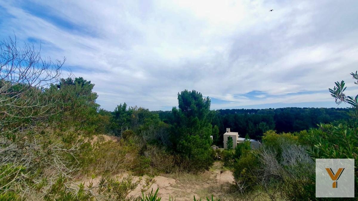 Foto de Terreno en venta - 983.46 mts2 - Costa Esmeralda, imagen 2