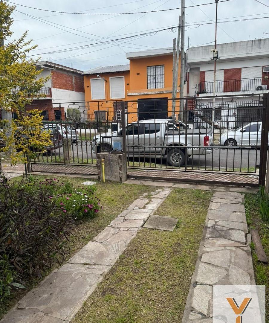 Foto de Casa en venta - 3 Dormitorios 2 Baños - Isidro Casanova, imagen 2